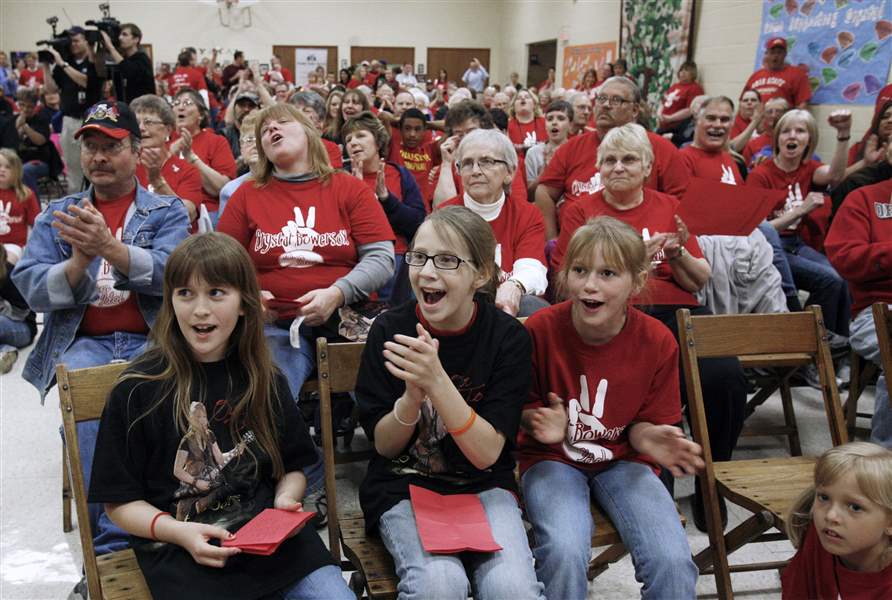 400-screaming-fans-fill-church-to-cheer-their-hometown-hero