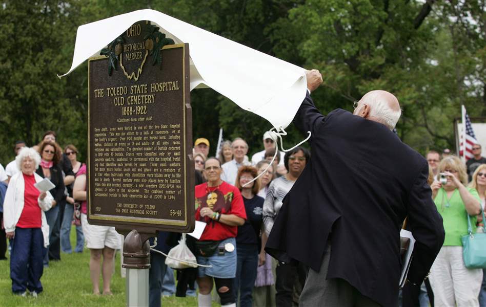2-Toledo-burial-grounds-finally-receive-markers