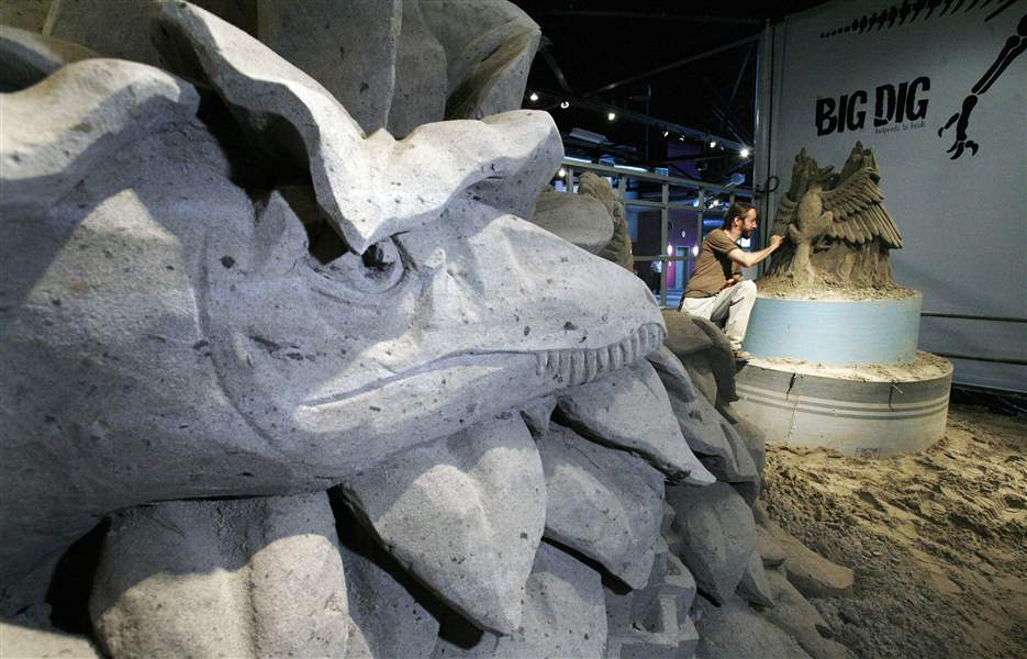 Sandman-sculpts-dinosaur-dreams-2