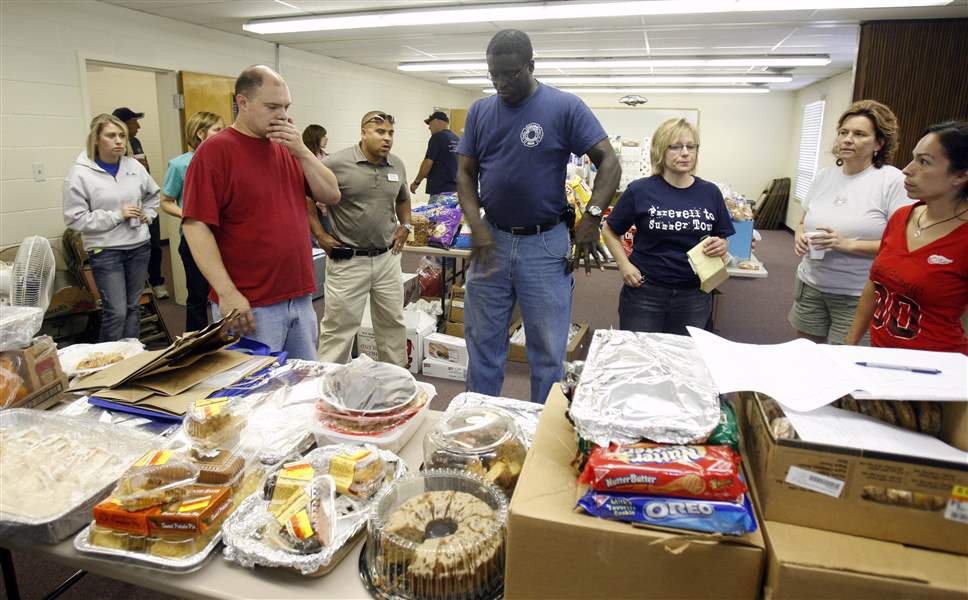 Volunteers-groups-offer-tornado-aid-3