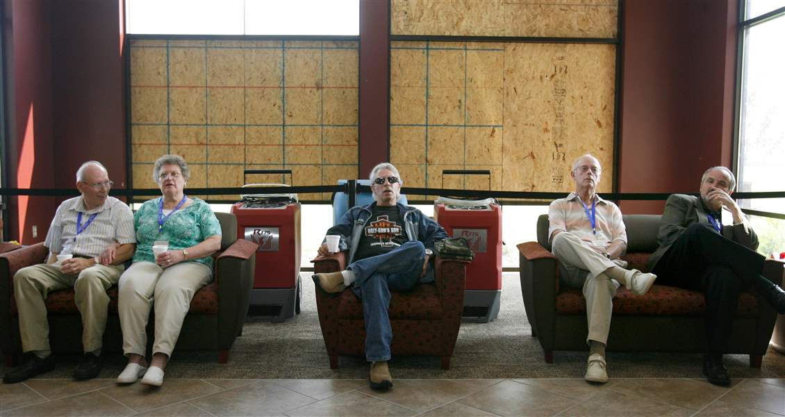Worshippers-gather-amid-twister-damage