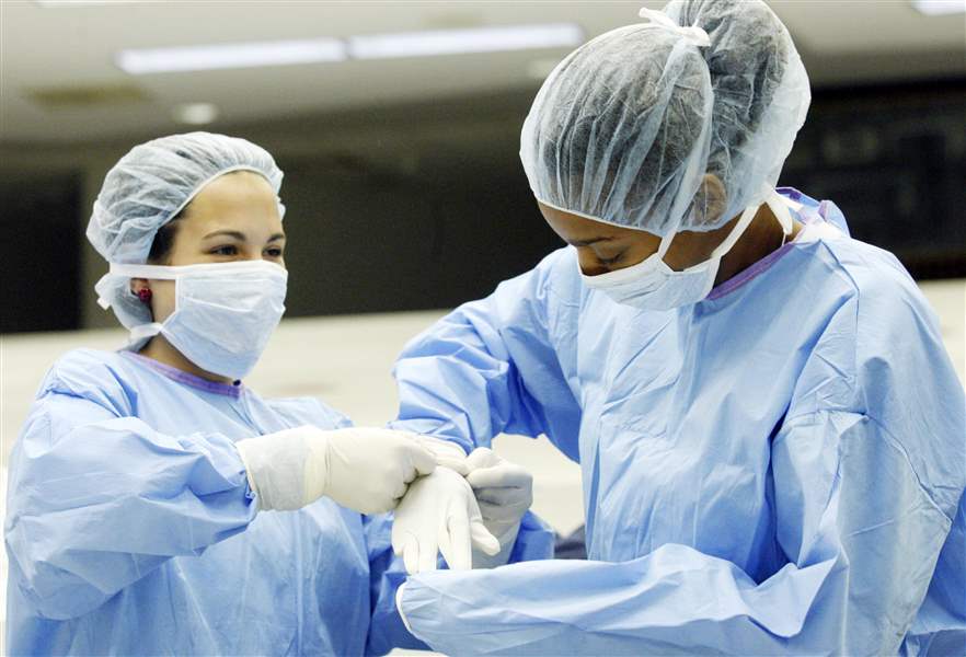 Students-attend-CampMed-at-UT-2