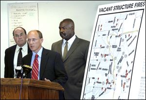 Dave Dustin, center, FBI supervisory special agent, with Police Chief Mike Navarre, left, and Mayor Mike Bell, discusses plans to intensify the search for the culprits behind a rash of arsons.