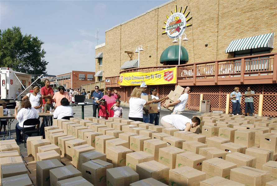 Long-lines-greet-charity-distribution-in-Toledo-2
