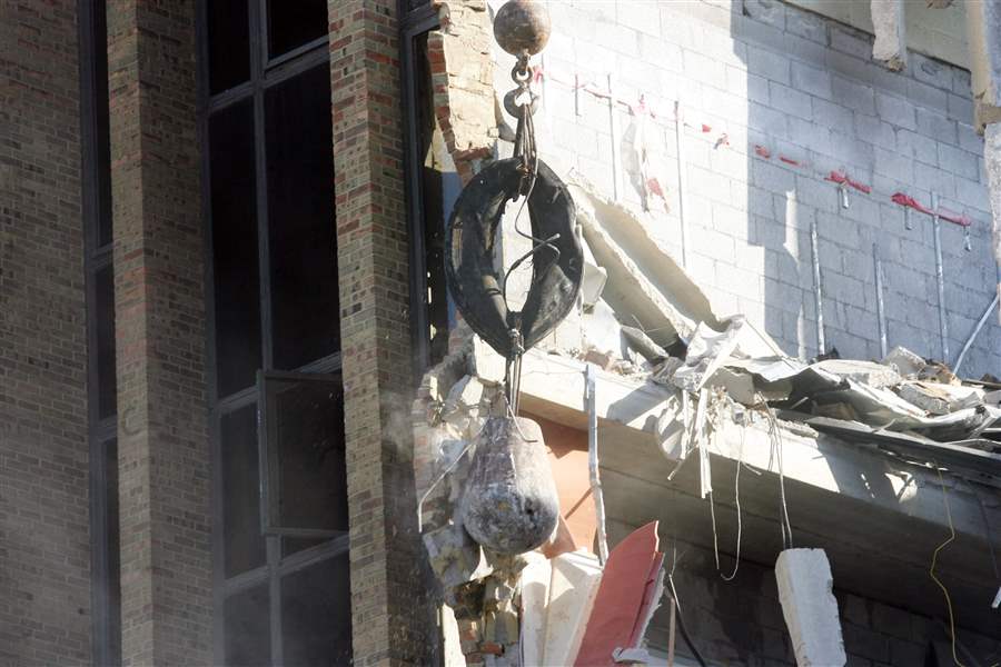Demolition-continues-on-downtown-s-former-United-Way-building-3
