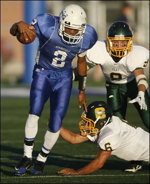 Springfield's Leroy Alexander gets past Clay's Nick Roman (6) and Cody Kish in Friday night's game.