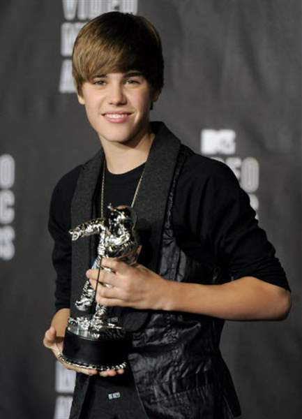 Emotional-Kanye-closes-Video-Music-Awards-Lady-Gaga-wins-8-3