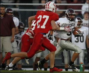 Sophomore Kyle Nutter, who scored three TDs, eludes Eastwood defenders. The Comets' regular-season win streak reached 35.<br>
<img src=http://www.toledoblade.com/graphics/icons/photo.gif> <font color=red><b>VIEW GALLERY:</b></font> <a href=