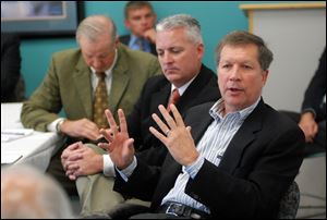 Ohio Republican gubernatorial candidate John Kasich speaks with newspaper editors and community members in Lima.