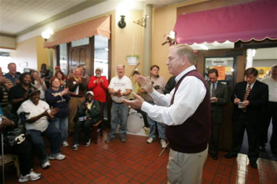 Strickland-makes-Toledo-stop-to-pump-up-volunteers-2
