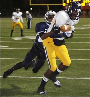 Whitmer's Nigel Hayes hauls in a touchdown despite close coverage from Twinsburg's Tre Jones.
<br>
<img src=http://www.toledoblade.com/graphics/icons/photo.gif> <font color=red><b>VIEW GALLERY:</b></font> <a href=