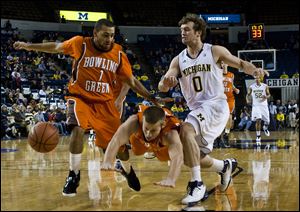 BG's Jordan Crawford, left, and Luke Kraus try to beat Michigan's Zack Novak to the ball.