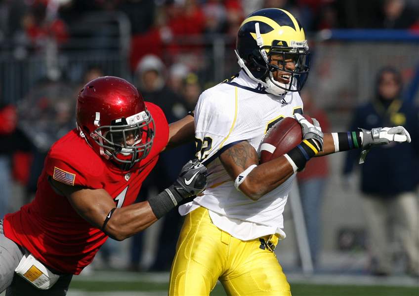 UM-NOTEBOOK-Mishaps-derail-Michigan-s-competitive-1st-half-2
