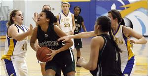 Slug: SPT SUASTART26p 10  The Blade/Jeremy Wadsworth  Caption: Start's Azia Bishop (50) goes to the net against  St. Ursula's Isabelle Lishewski (40)  Wednesday, 01/26/11, in Toledo, Ohio.