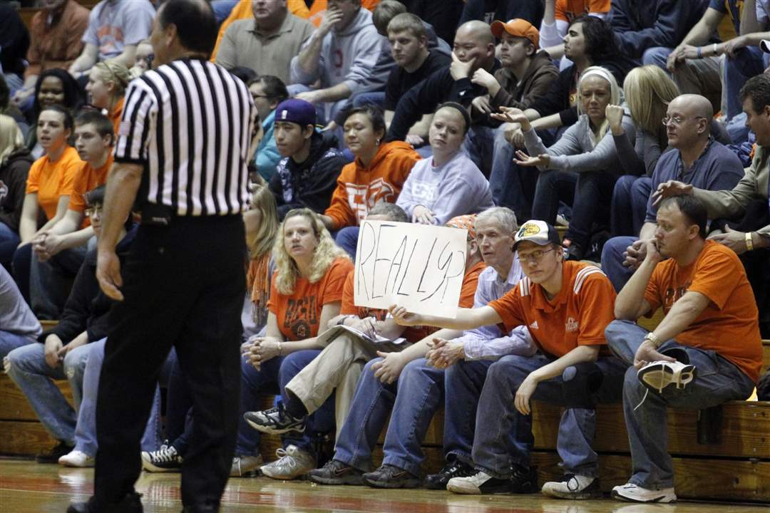 BGSU-Kent-officiating-fans