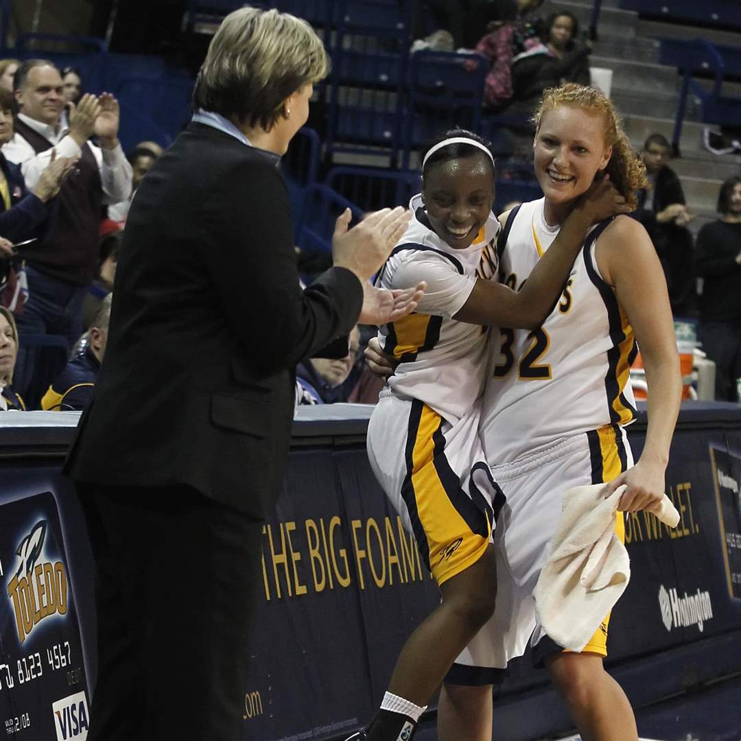 UT-CMU-coach-Tricia-Cullop-Jessica-Williams-Melissa-Goodall