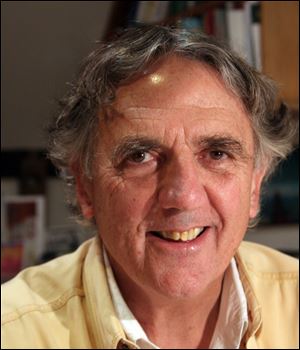 Gordon Hayward, national lecturer, will speak before the the Country Garden club in Perrysburg, Monday, March 14.