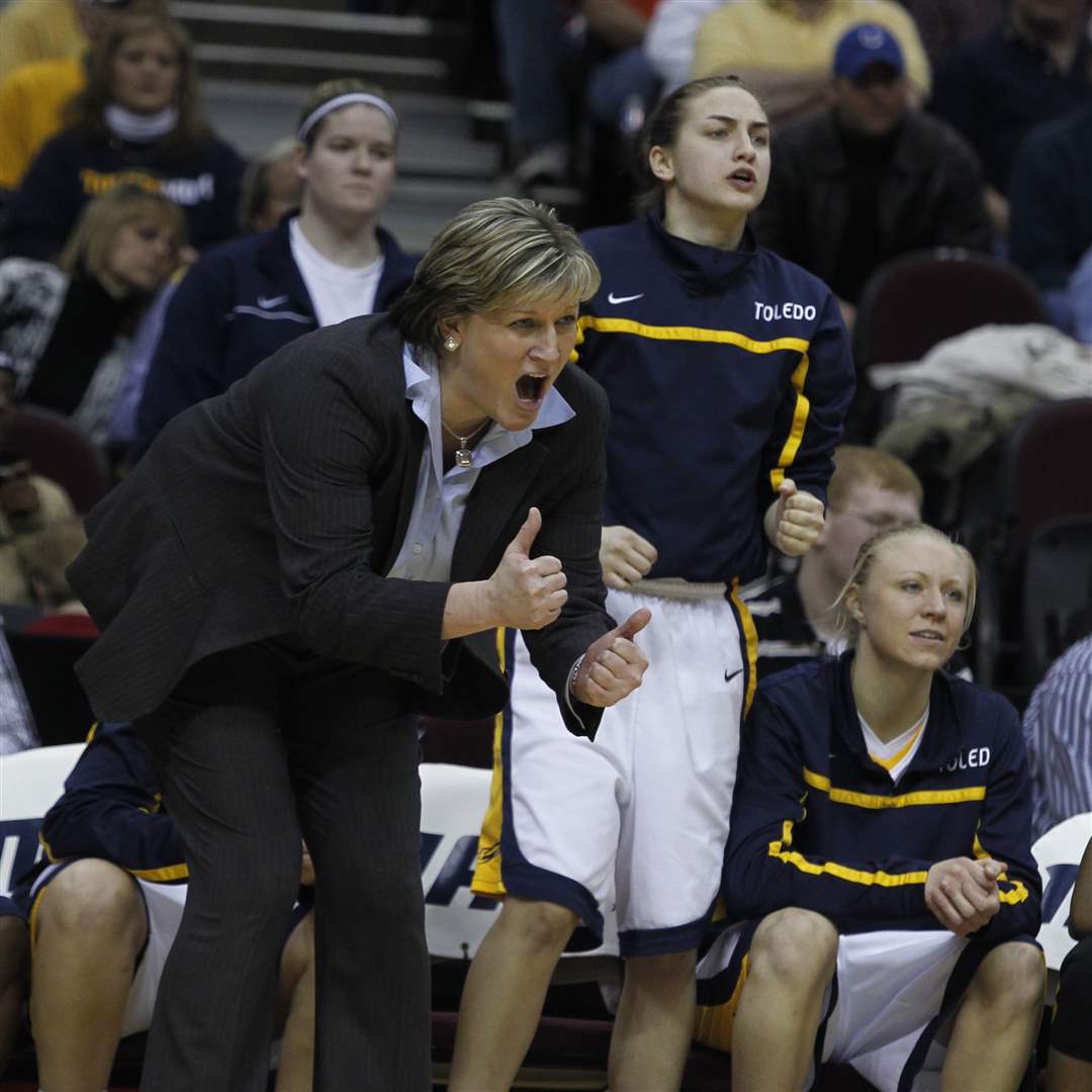 UT-Akron-head-coach-Tricia-Cullop