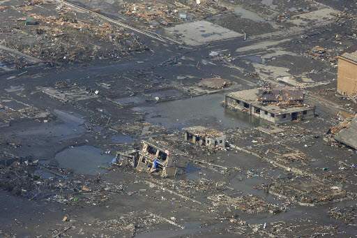 Japan-Afterman-Rikuzentakata-buildings-mud