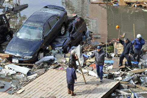 Japan-Aftermath-Kesennnuma-residents-rubble