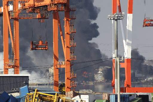 Japan-Aftermath-Senai-smoke-cranes
