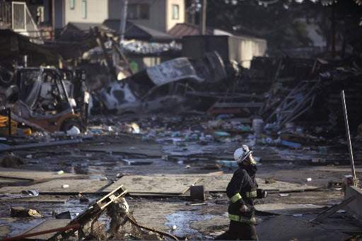 Japan-Aftermath-Sendai-firefighter-run