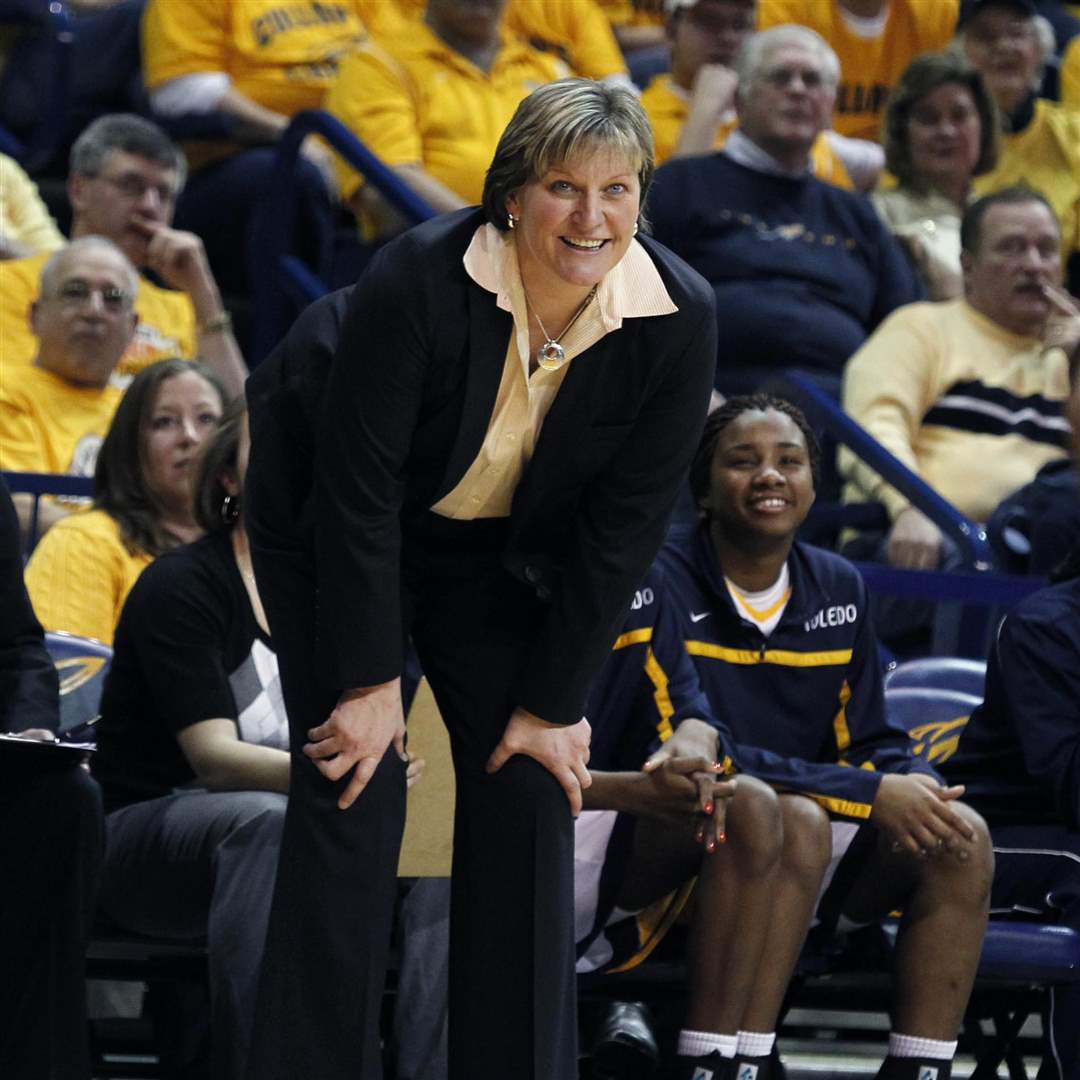 UT-Alabama-coach-Tricia-Cullop-smiles