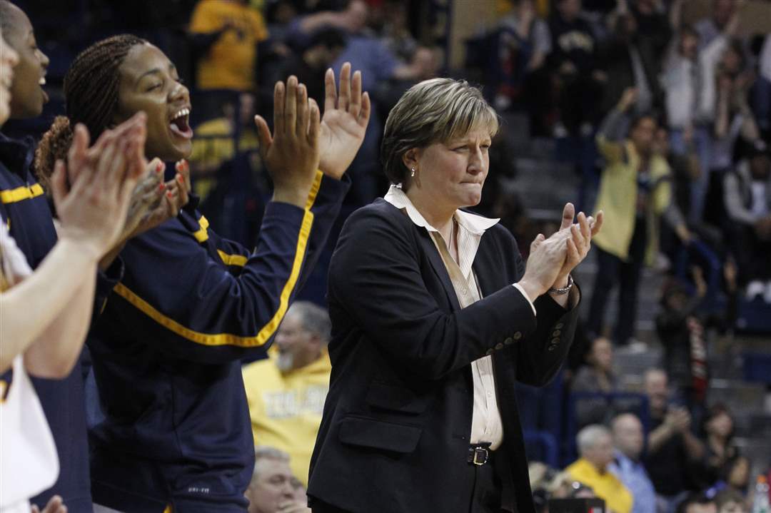 UT-Alabama-coach-Tricia-Cullop-bench