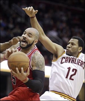 Chicago's Carlos Boozer, left, grabs a rebound ahead of Cleveland's Joey Graham in the fourth quarter.