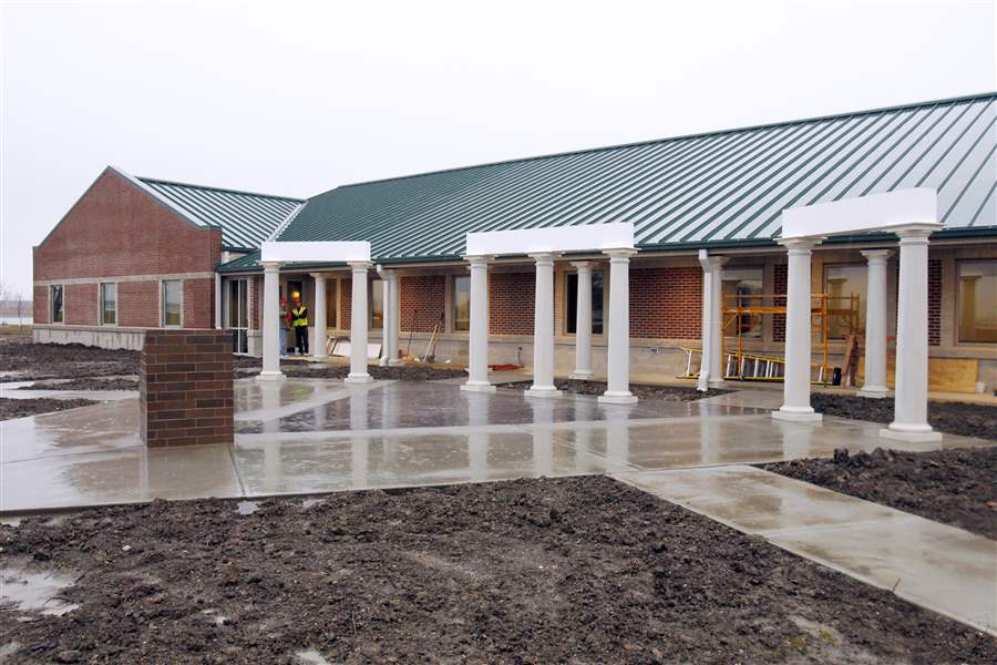 Memorial-honors-7-tornado-victims