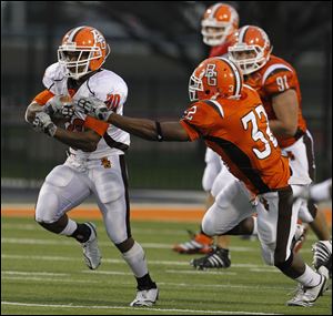 John Pettigrew of the victorious White squad breaks loose from an attempted tackle by Orange defensive back Keith Morgan (32). 