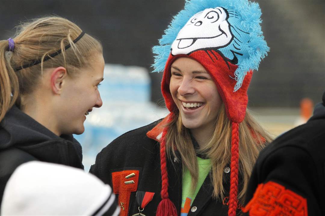 Glass-City-Marathon-volenteers-Brittany-Atkinson-and-Chelsea-Knapp