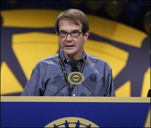 UAW President Bob King is said to favor an early pact with GM to head off an attempt by Ford to gain concessions.
