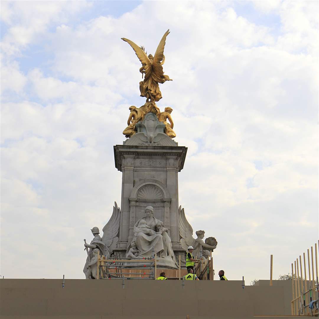 Queen-Victoria-Memorial-media-stand