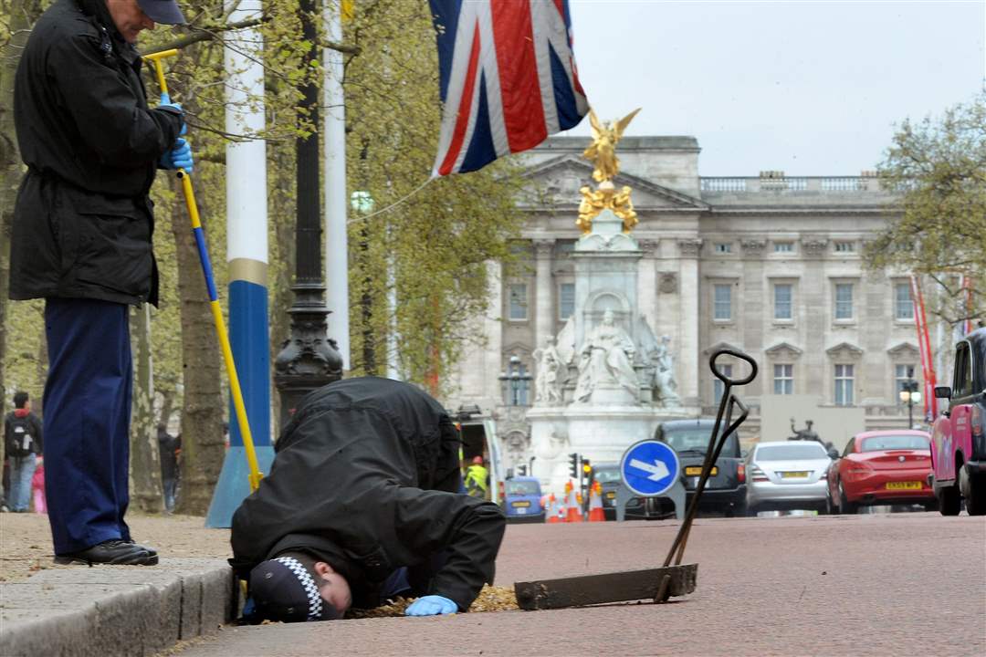 Secuirty-checks-drains-London-mall