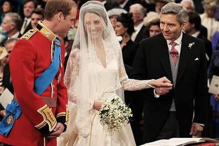 Royal-Wedding-Day-altar-greet