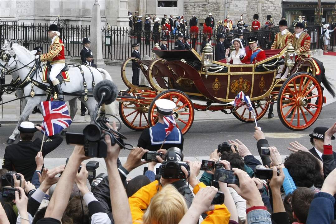 Royal-Wedding-Day-carriage-crowd