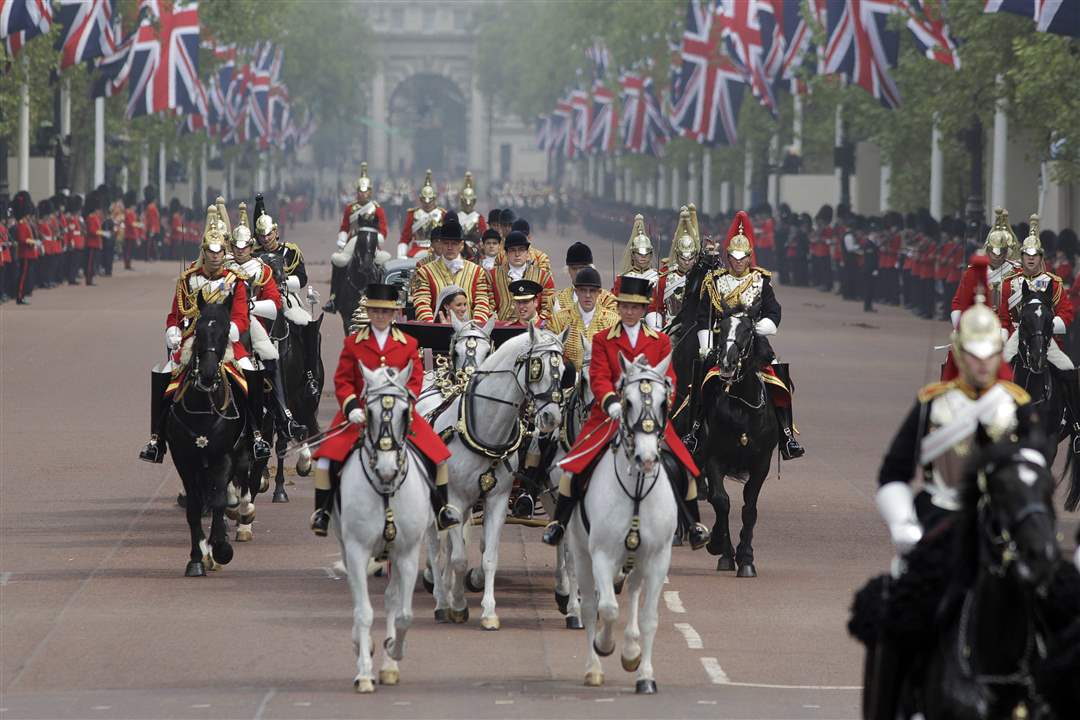 Royal-Wedding-Day-on-way-to-Buckingham-Palace