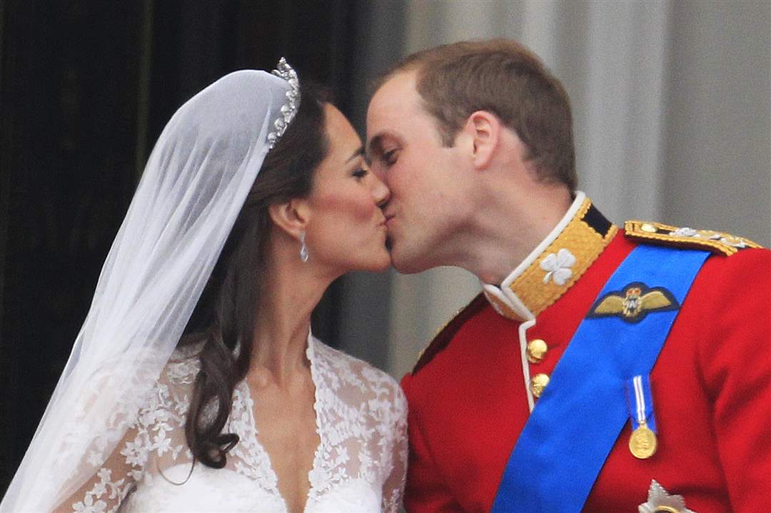 Royal-Wedding-Day-balcony-kiss