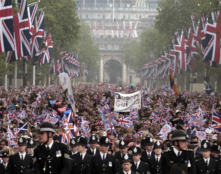 buckingham-palace-spectators-mall-sidewalks-packed