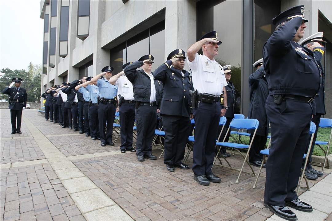 Toledo-Police-Memorial-salute