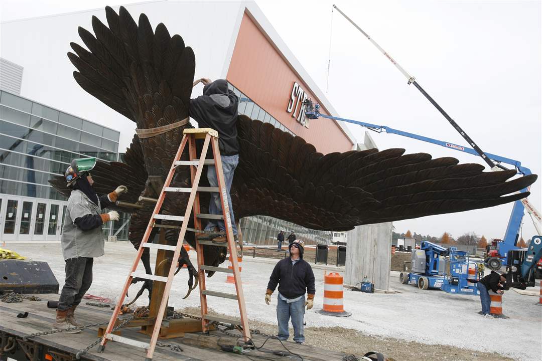 Stroh-Center-falcon-statue
