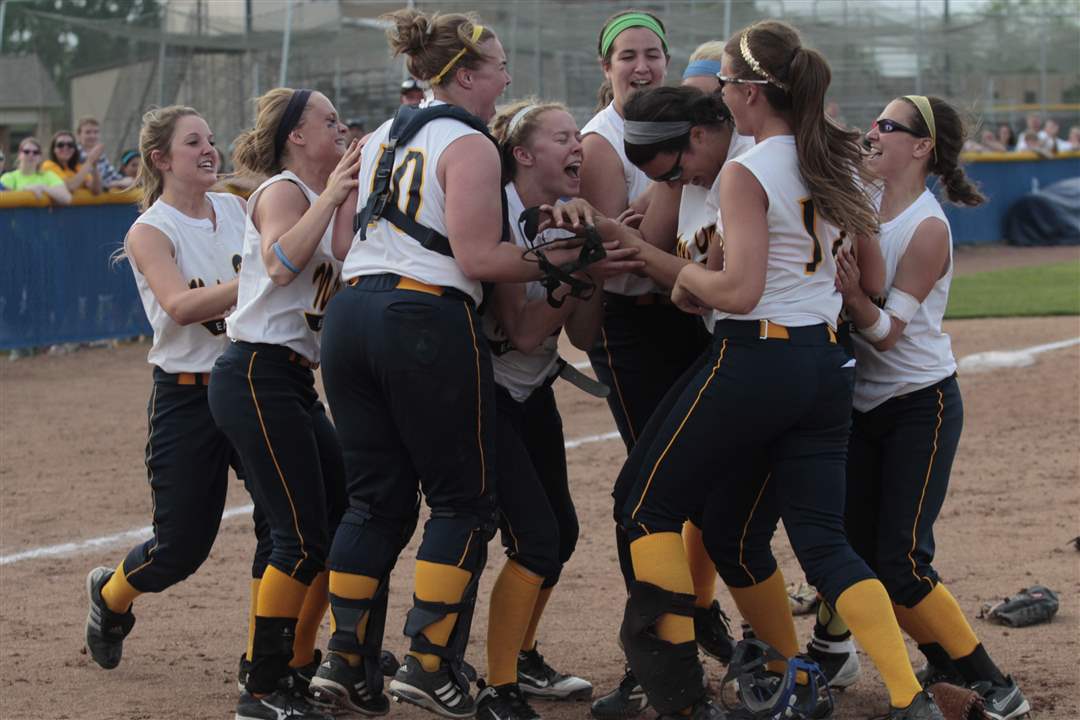 Notre-Dame-Central-Catholic-City-League-softball-12