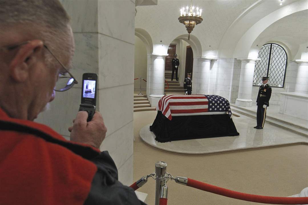 Arlington-Cemetery-last-WWI-veteran-lies-in-honor