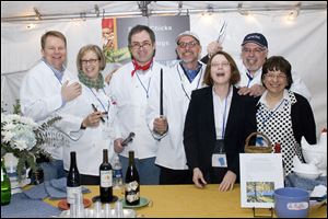 Scott Thompson, Molly Thompson, Tom Williams, Gary Boehm, Bonnie Blankinship, Mike Nagel, and Shelly Orenstein at Maumee Valley Country Day School's Top Chef event.