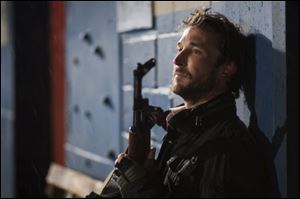 Noah Wyle plays a history professor turned alien fighter in ‘Falling Skies,’ on TNT.