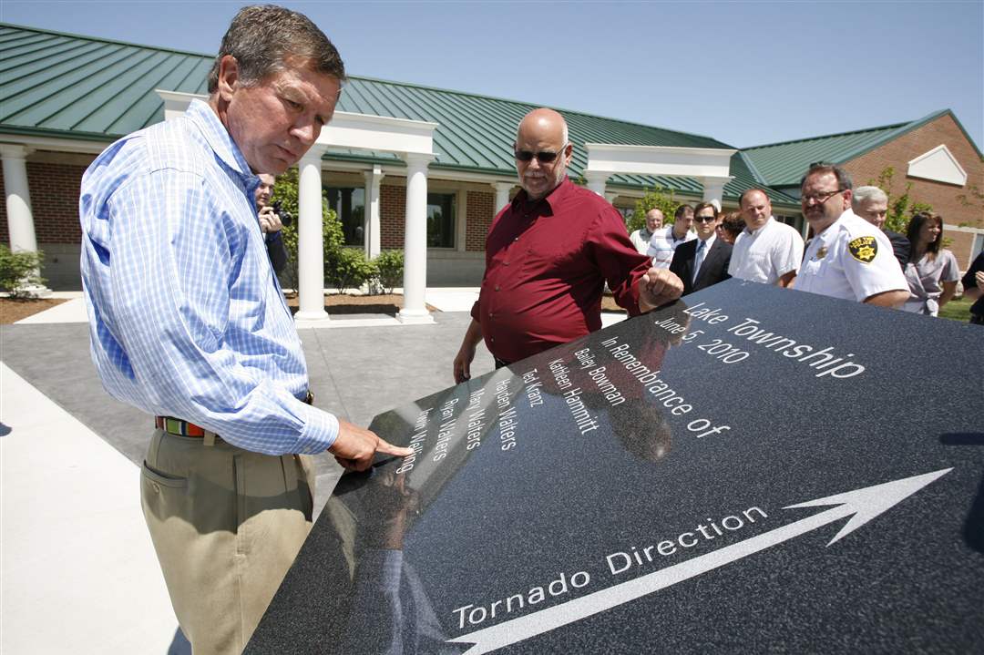 Gov-Kasich-and-Ron-Sims-at-Memorial-marker
