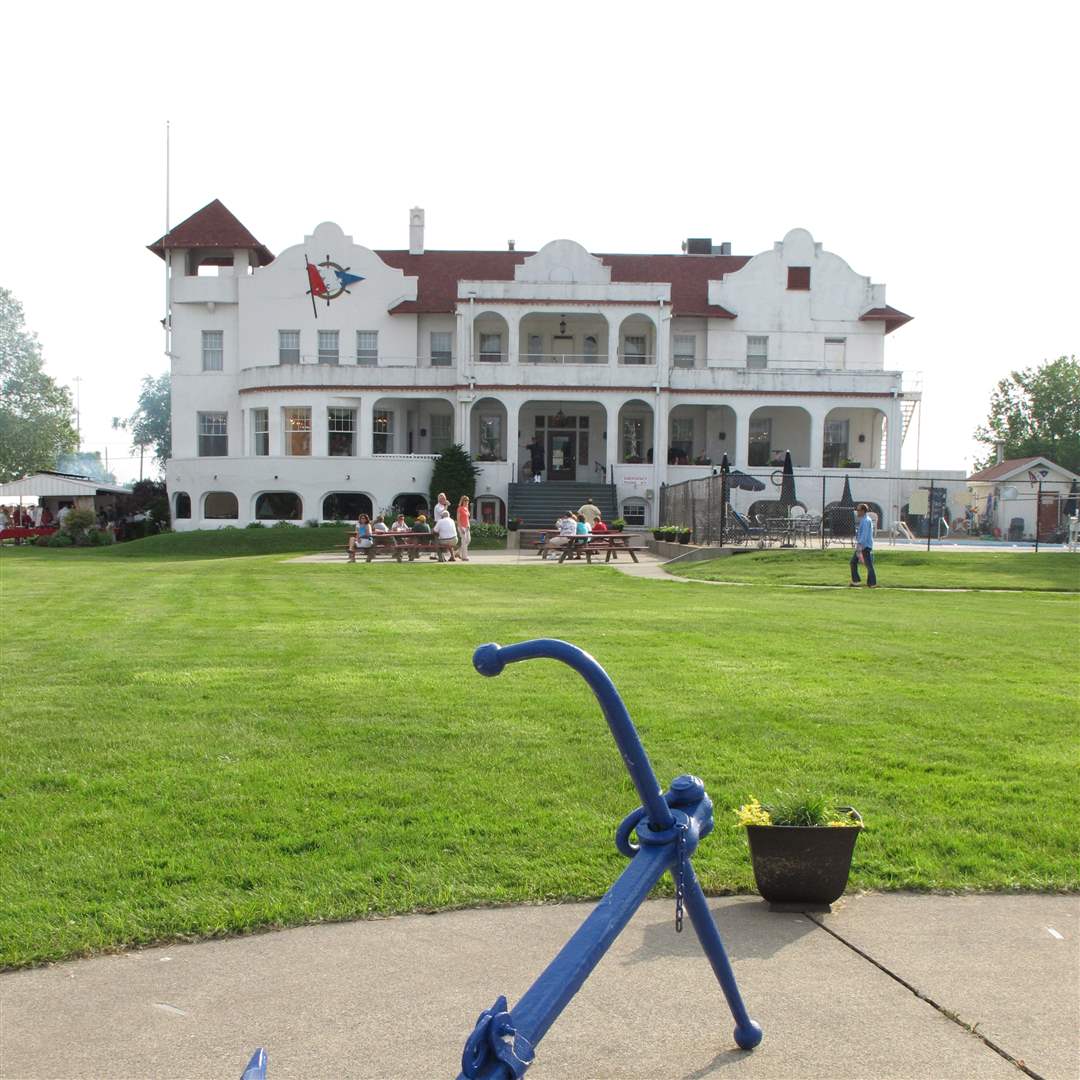 Toledo-Yacht-Club-blue-anchor