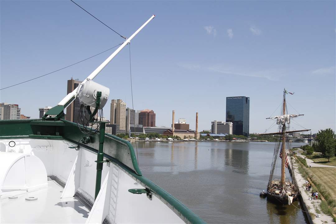 Lynx-docked-next-to-ship-museum