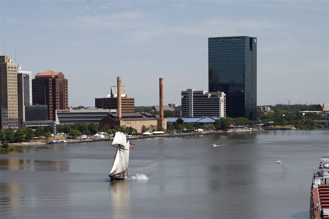 Lynx-sailing-down-the-Maumee-while-firing-cannons